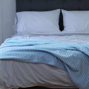 Manta Sherpa Celeste lineas 130 x 150 cm